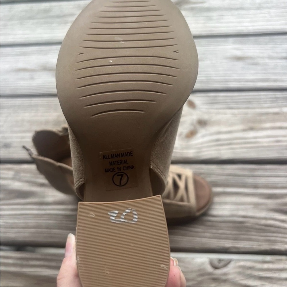 Soda Tan Heels with Open-Toe Design and Stacked Heel Size 7 - Picture 4 of 5